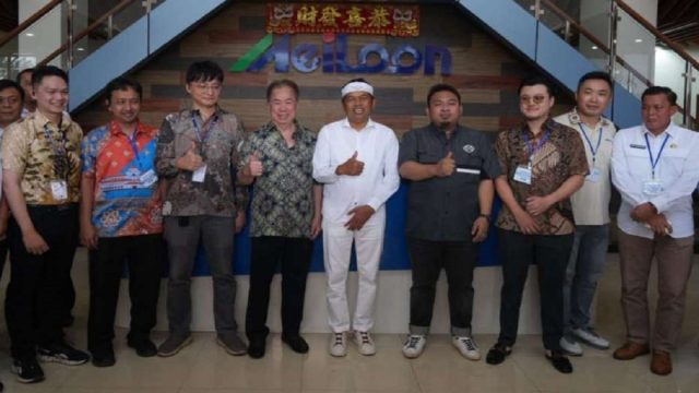 Gubernur Jawa Barat, Dedi Mulyadi turut hadir secara langsung melalui siaran di akun TikTok pribadinya di pagelaran bursa kerja daring, yang dapat diakses lewat aplikasi Nyari Gawe.