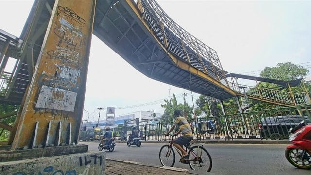JPO Kranji Bekasi Nyaris Roboh Ditubruk Truk Muatan Excavator, Kerugian Ditaksir Capai Ratusan Juta