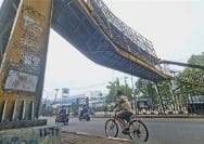 JPO di Jalan Jenderal Sudirman, Kranji, Kota Bekasi, nyaris roboh setelah ditubruk sebuah truk bermuatan excavator