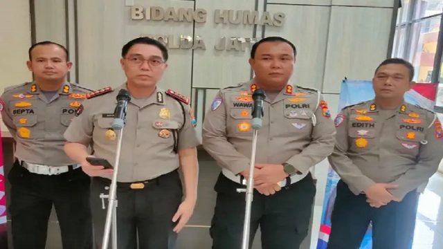 Kabid Humas Polda Jatim, Kombes Jules Abraham Abast bersama jajaran Ditlantas.