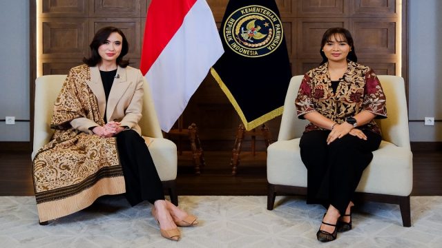 Menteri Pariwisata, Widiyanti Putri Wardhana (kiri) bersama Wakil Menteri Pariwisata, Ni Luh Puspa (kanan).