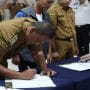 Penandatanganan PKS secara resmi antara pihak Kantor Imigrasi Bekasi dengan para kepala desa dan lurah dari sembilan wilayah.