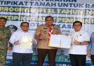 Penyerahan simbolis 600 sertifikat tanah kepada warga Kota Bekasi, Selasa (27/10/2026).