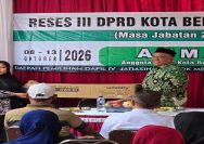 Penyerahan simbolis, bantuan alat penimbang dari Anggota DPRD Kota Bekasi Ahmadi Madong kepada Posyandu Nangka II.