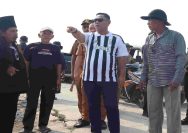 Plt Bupati Bekasi, dr Asep Surya Atmaja didampingi Plt Camat Sukakarya, Bahrul Ulum dan tokoh masyarakat, meninjau saluran irigasi di Kp Pulo Glatik Desa Sukaindah, Kecamatan Sukakarya, Selasa (13/10/2026).