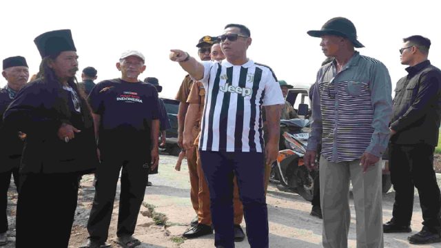Plt Bupati Bekasi, dr Asep Surya Atmaja didampingi Plt Camat Sukakarya, Bahrul Ulum dan tokoh masyarakat, meninjau saluran irigasi di Kp Pulo Glatik Desa Sukaindah, Kecamatan Sukakarya, Selasa (13/10/2026).
