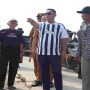 Plt Bupati Bekasi, dr Asep Surya Atmaja didampingi Plt Camat Sukakarya, Bahrul Ulum dan tokoh masyarakat, meninjau saluran irigasi di Kp Pulo Glatik Desa Sukaindah, Kecamatan Sukakarya, Selasa (13/10/2026).