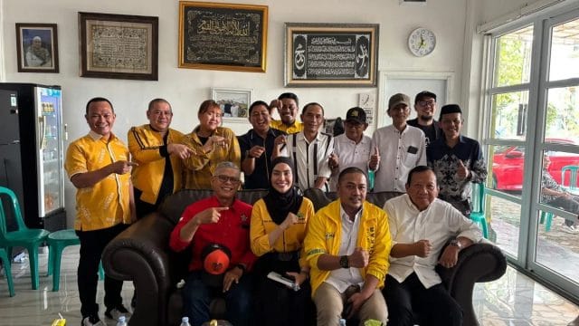 Ranny Fadh Arafiq foto bersama unsur pimpinan Partai Golkar Kota Bekasi
