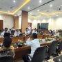 Rapat gabungan Komisi I dan Komisi II DPRD Kota Bekasi bersama OPD Pemkot Bekasi membahas PKS TPSTBantargebang, Rabu (22/10/2026).