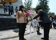 Wakil Gubernur Sumut, Surya meletakkan karangan bunga di Tugu Letda Sujono sebagai bentuk penghormatan atas jasa dan pengorbanan almarhum.