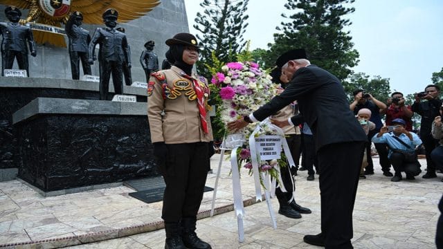 Wakil Gubernur Sumut, Surya meletakkan karangan bunga di Tugu Letda Sujono sebagai bentuk penghormatan atas jasa dan pengorbanan almarhum.