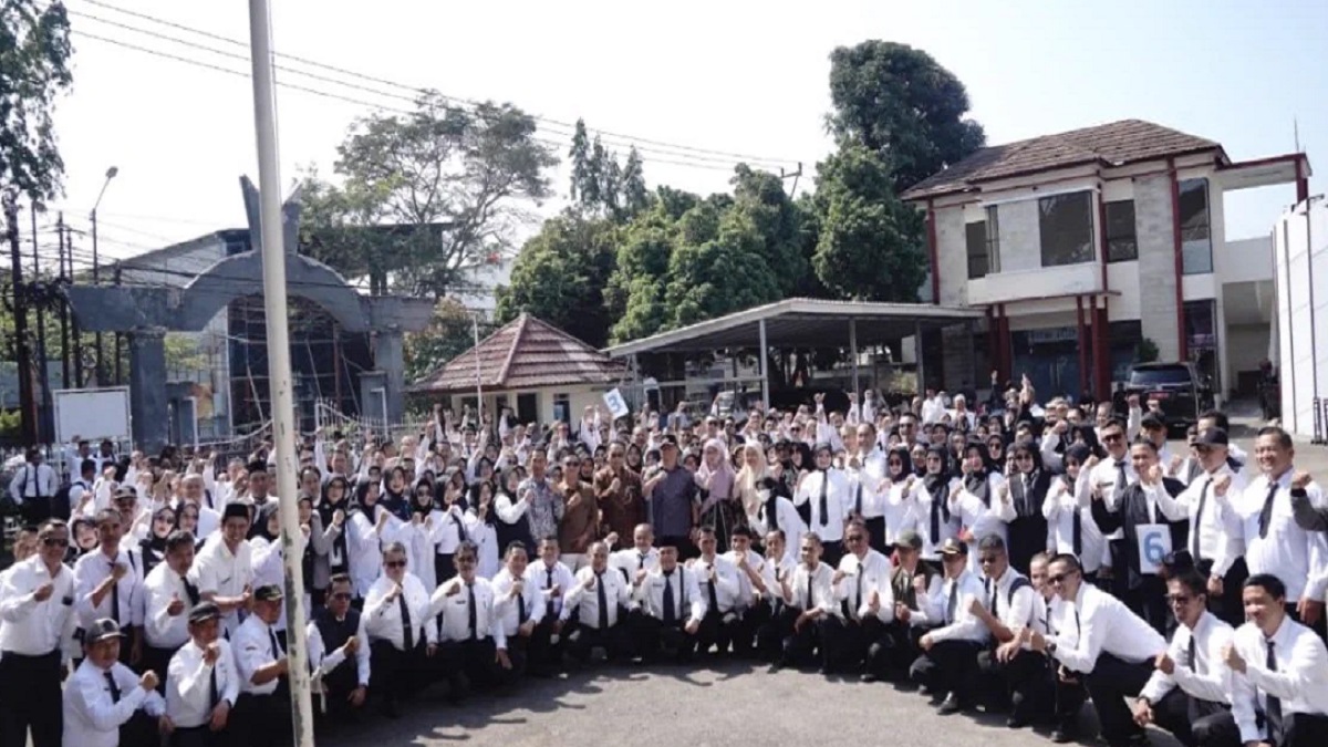 Bupati Garut, Abdusy Syakur Amin melepas peserta Diklat BCKS Tahun 2026 di halaman Kantor Dinas Pendidikan Kabupaten Garut